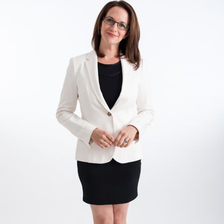 Anna Edwards is one of the prominent news anchor at Bloomberg TV. How much is Edwards' net worth as of 2021?